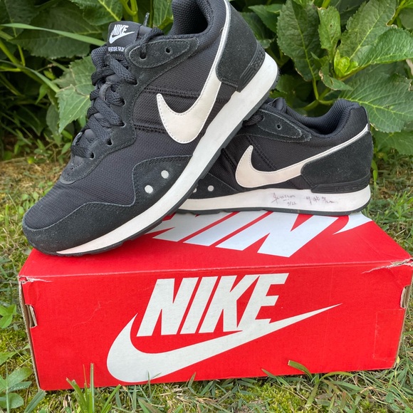 Like New* Nike Venture Running Black and White - Picture 1 of 3
